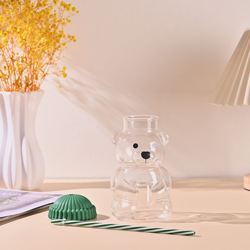Bear-themed straw cup